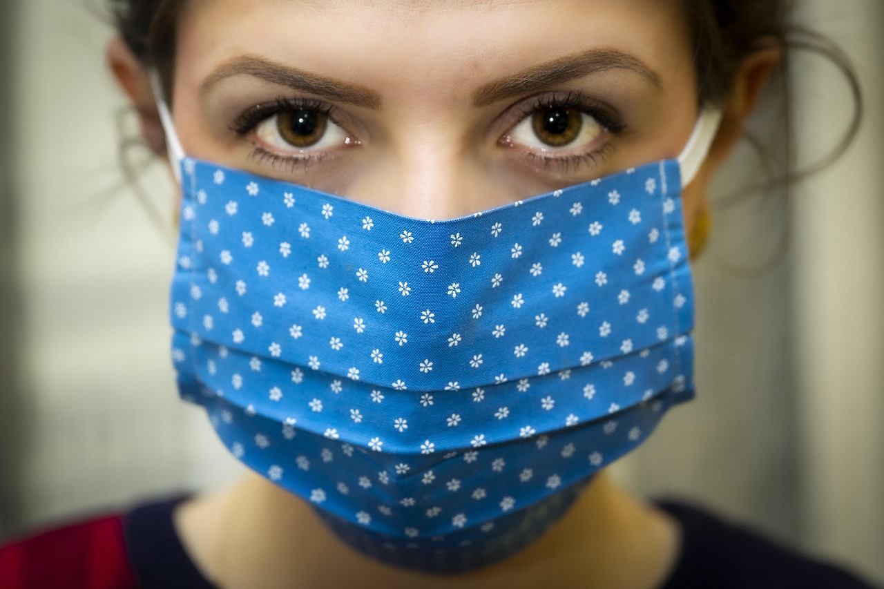 Médico infectólogo con barbijo