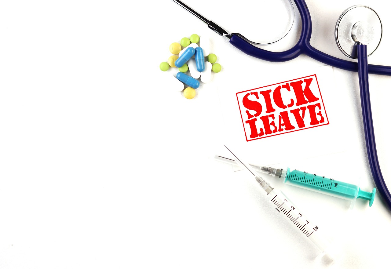 Profesional de la salud aplicando vacuna antigripal