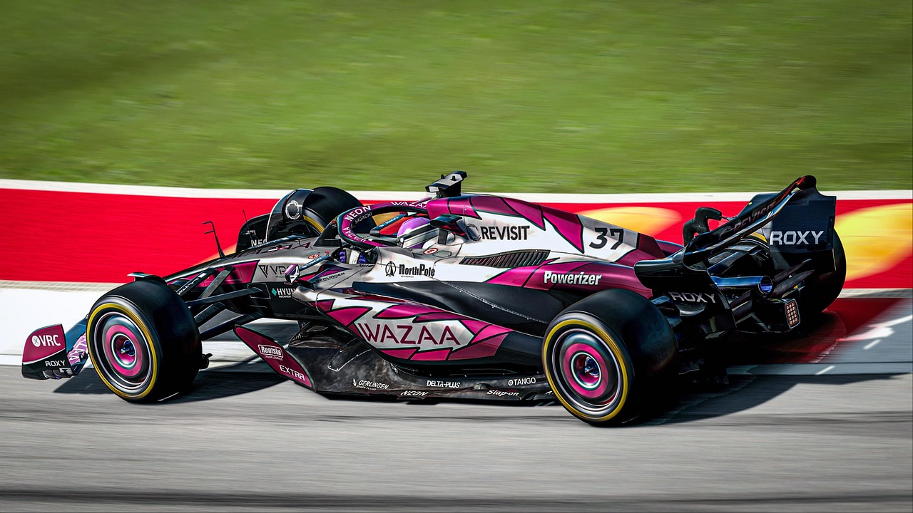 Reloj cronógrafo TAG Heuer sobre circuito de Fórmula 1