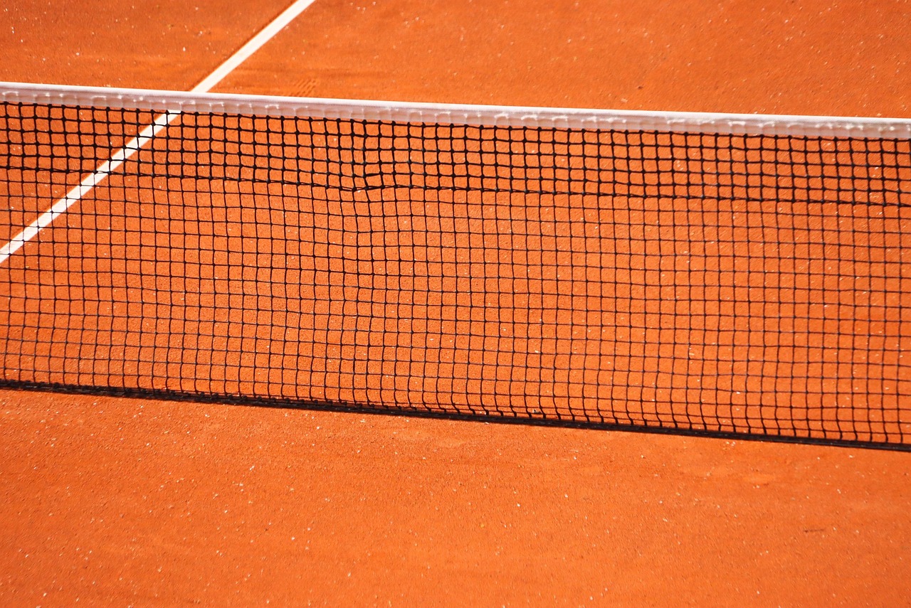 Tenista Mariano Navone en cancha de arcilla