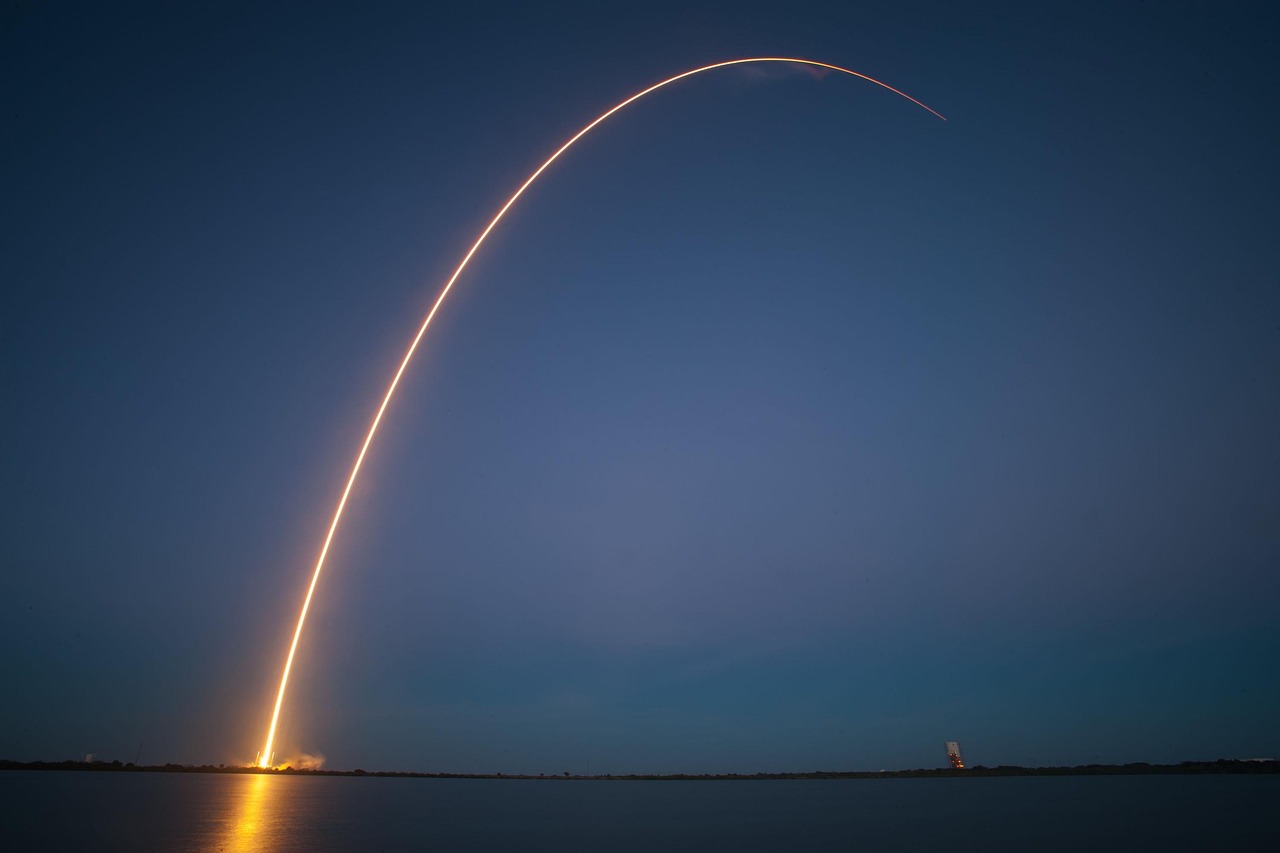 Cohete Starship V3 despegando desde plataforma en Texas