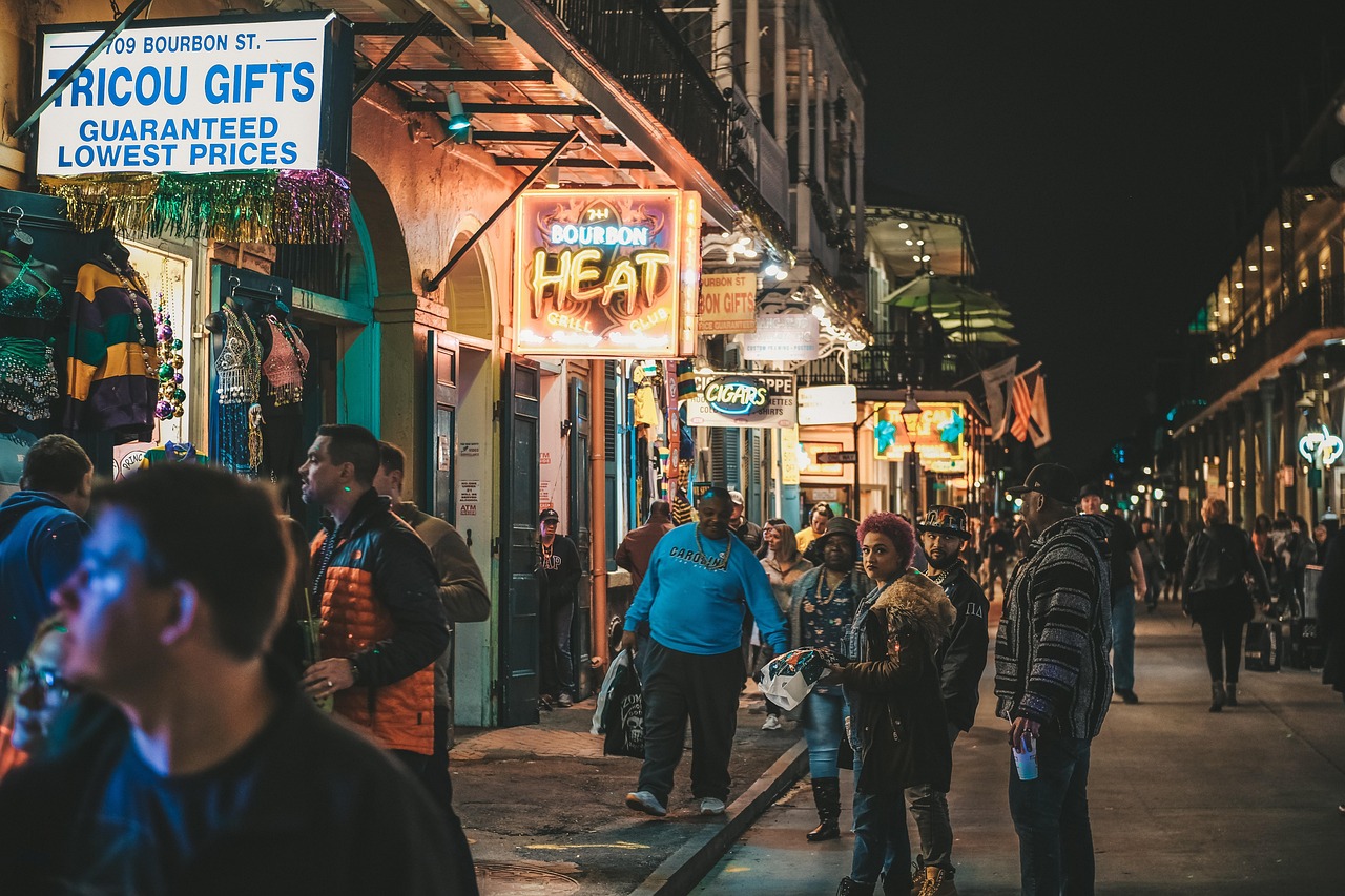 Calle Corrientes de noche llena de gente