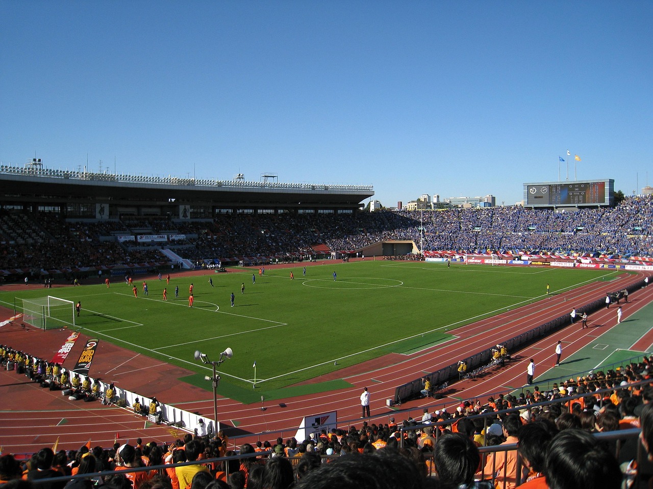Estadio con entrenador levantando copa