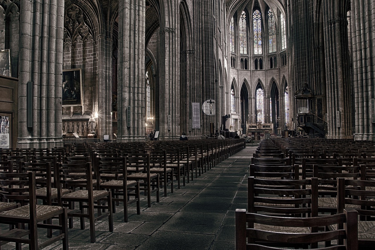 Interior de catedral histórica