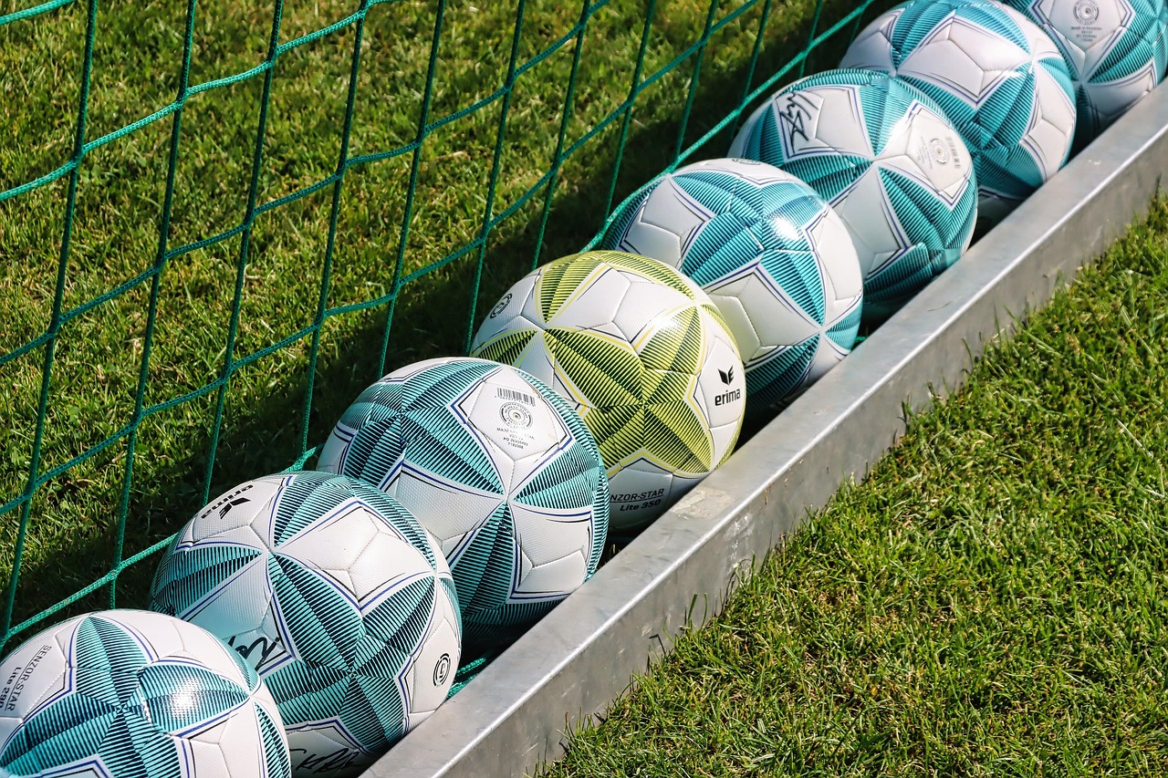 Estadio de fútbol con gradas rojas y blancas