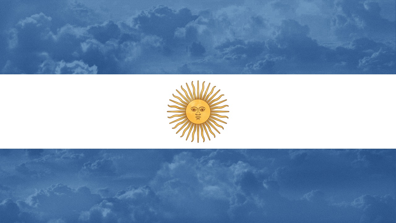 Bandera argentina flameando al viento celebrando el 25 de Mayo