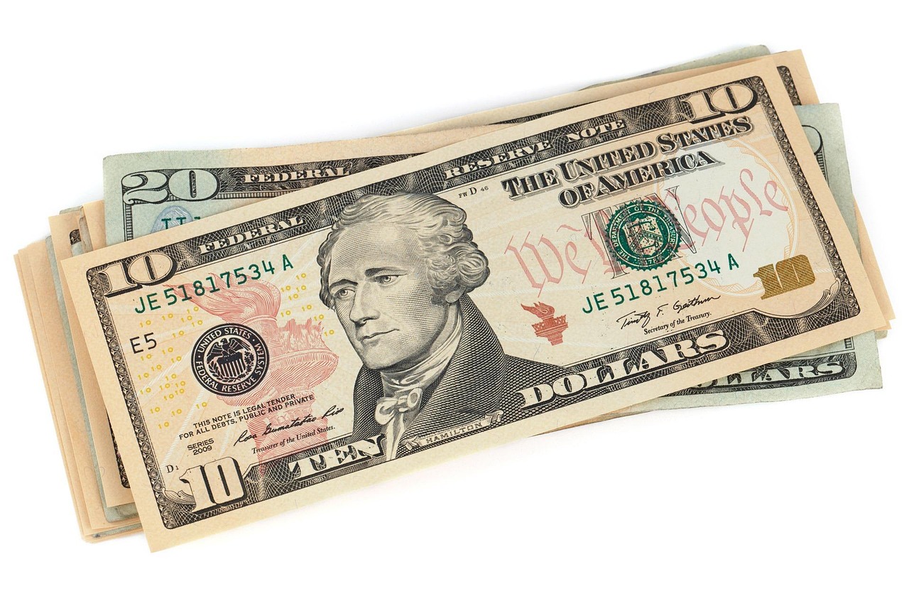 Gráficos de cotizaciones del dólar con billetes estadounidenses