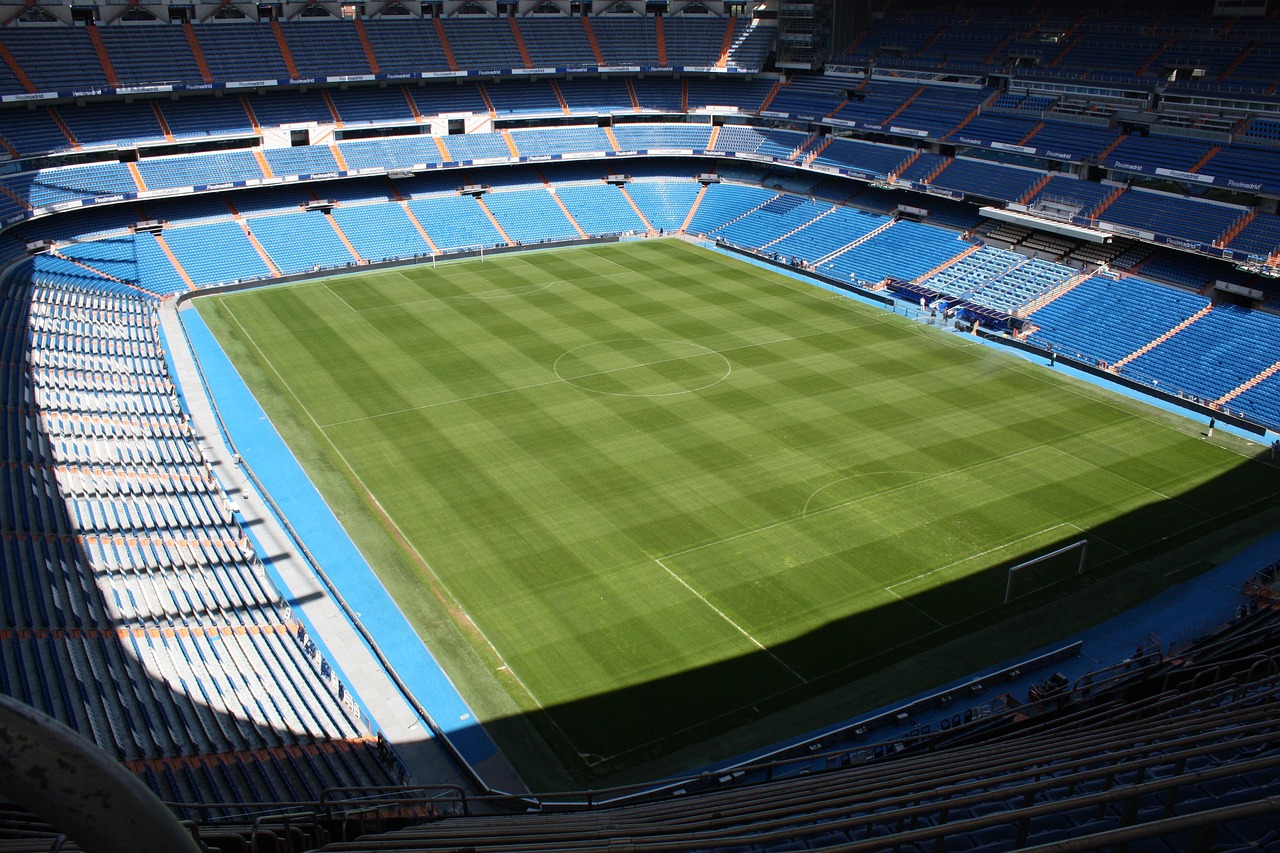 Estadio Santiago Bernabéu repleto de fieles