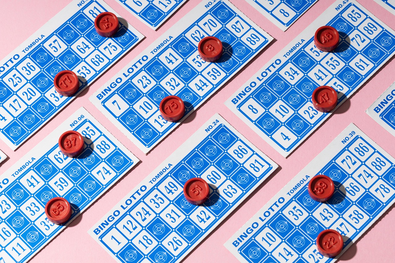 Tarjeta de lotería dorada con confeti