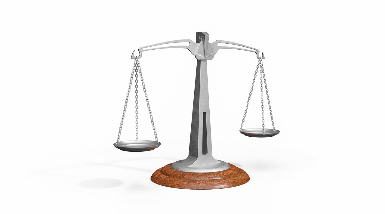 Balanza de justicia dorada sobre fondo azul oscuro