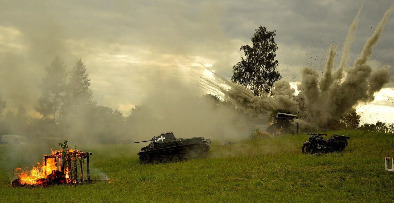 Explosión militar destruyendo un complejo de edificios