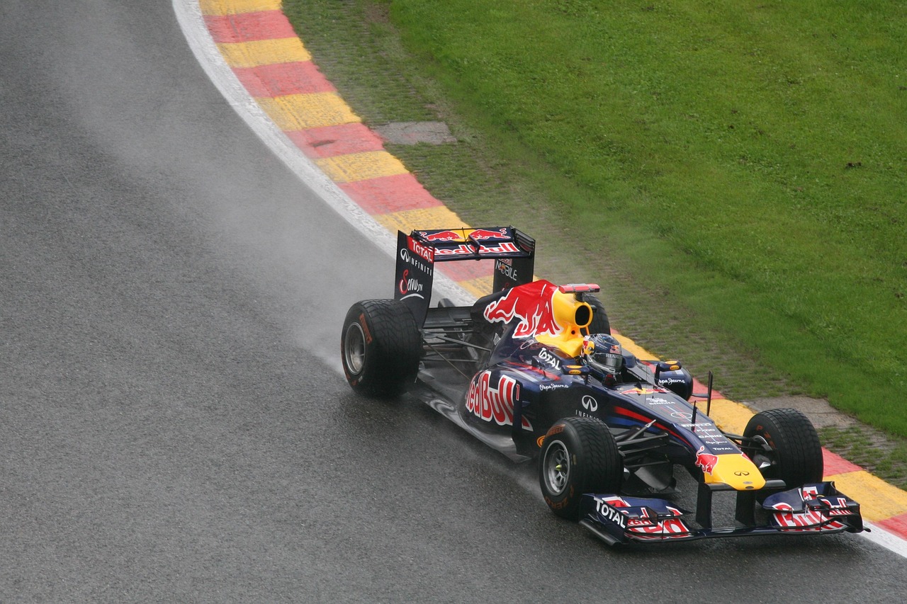 Bólido de F1 en circuito urbano