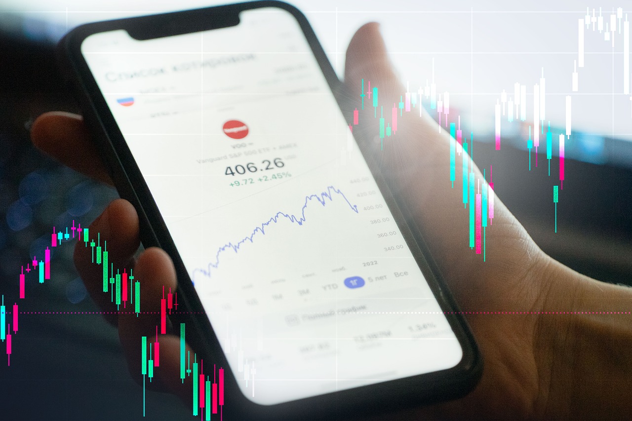 Gráfico financiero con documentos legales
