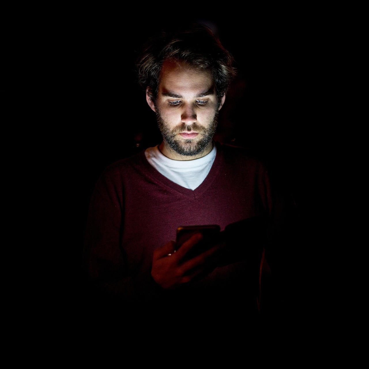 Smartphone mostrando tweet de Milei