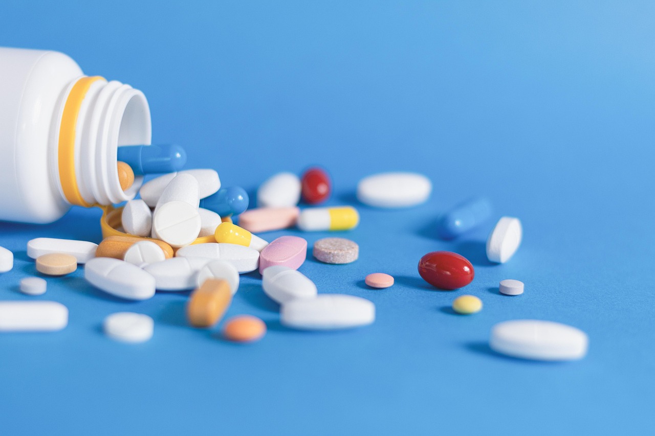 Medicamentos GLP-1 en cápsulas de colores
