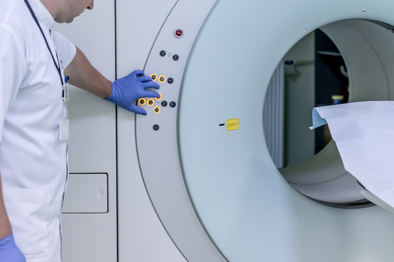 Médico en traje de protección bioseguridad