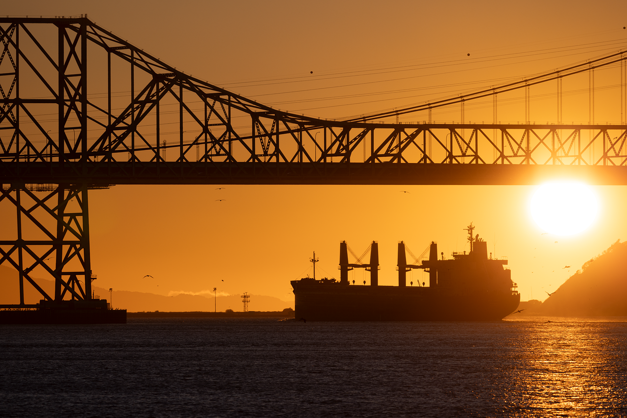 Barcos petroleros navegando por el Estrecho de Ormuz tras acuerdo de paz