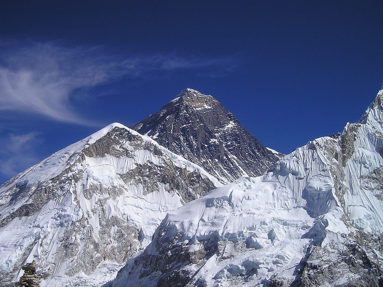 Escaladores formando fila en la cumbre nevada del Monte Everest