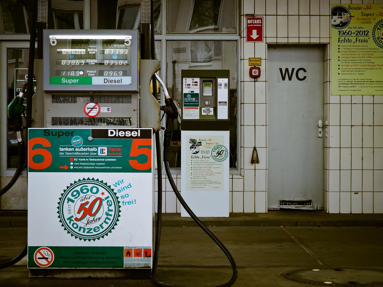 Estación de servicio con gráfico comparativo de petróleo