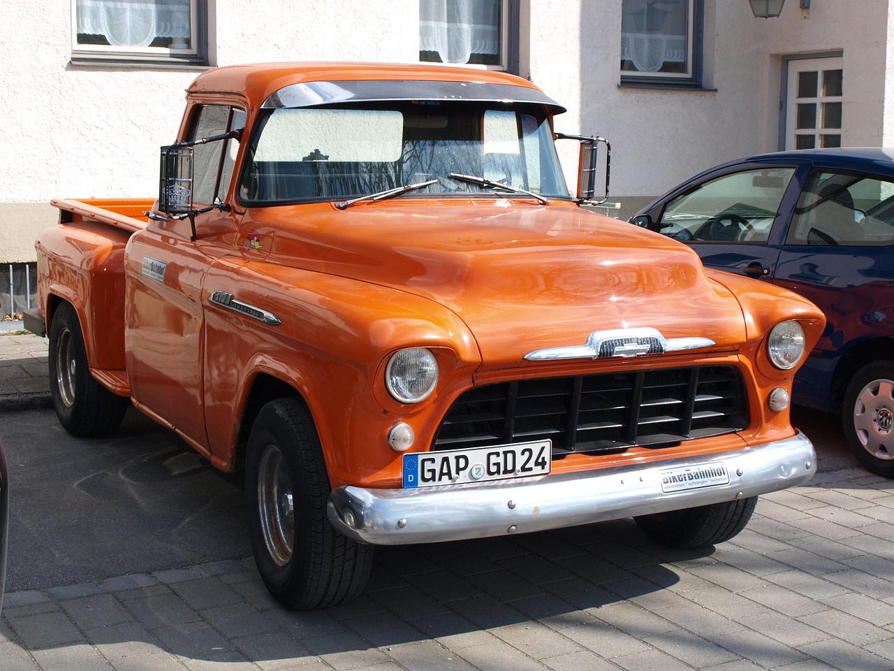 Camioneta pickup y campo de maíz y girasol