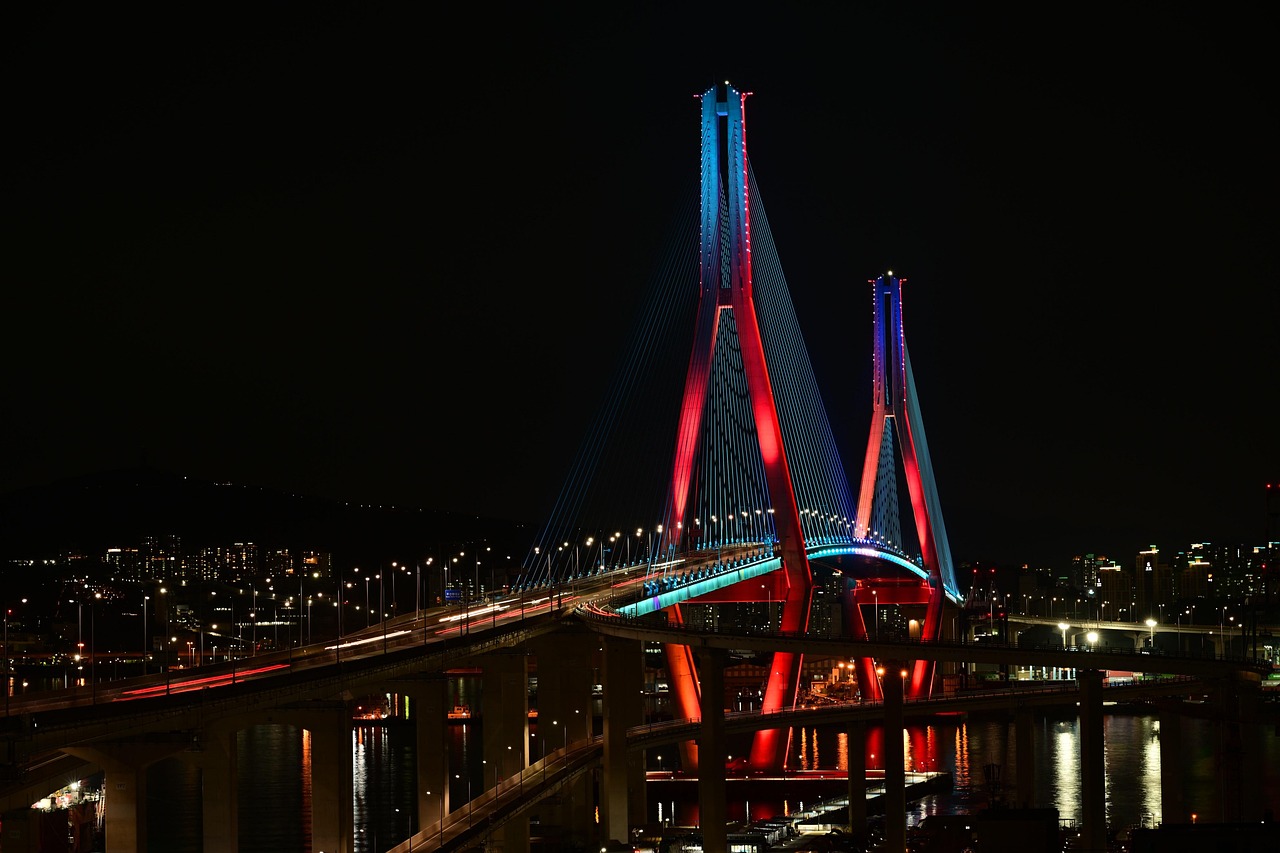 Puente metálico sobre río