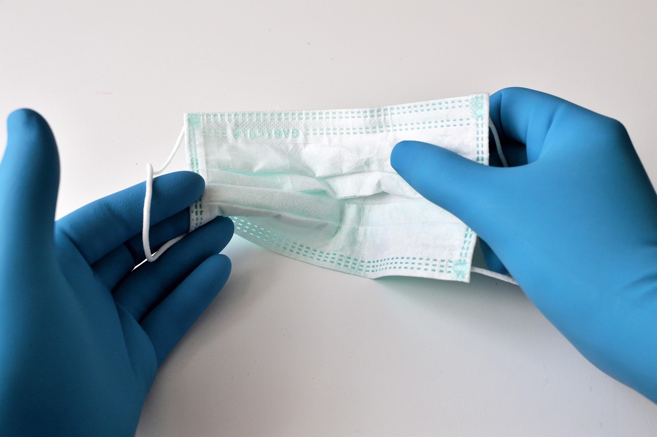Médico analizando gráficos de estadísticas
