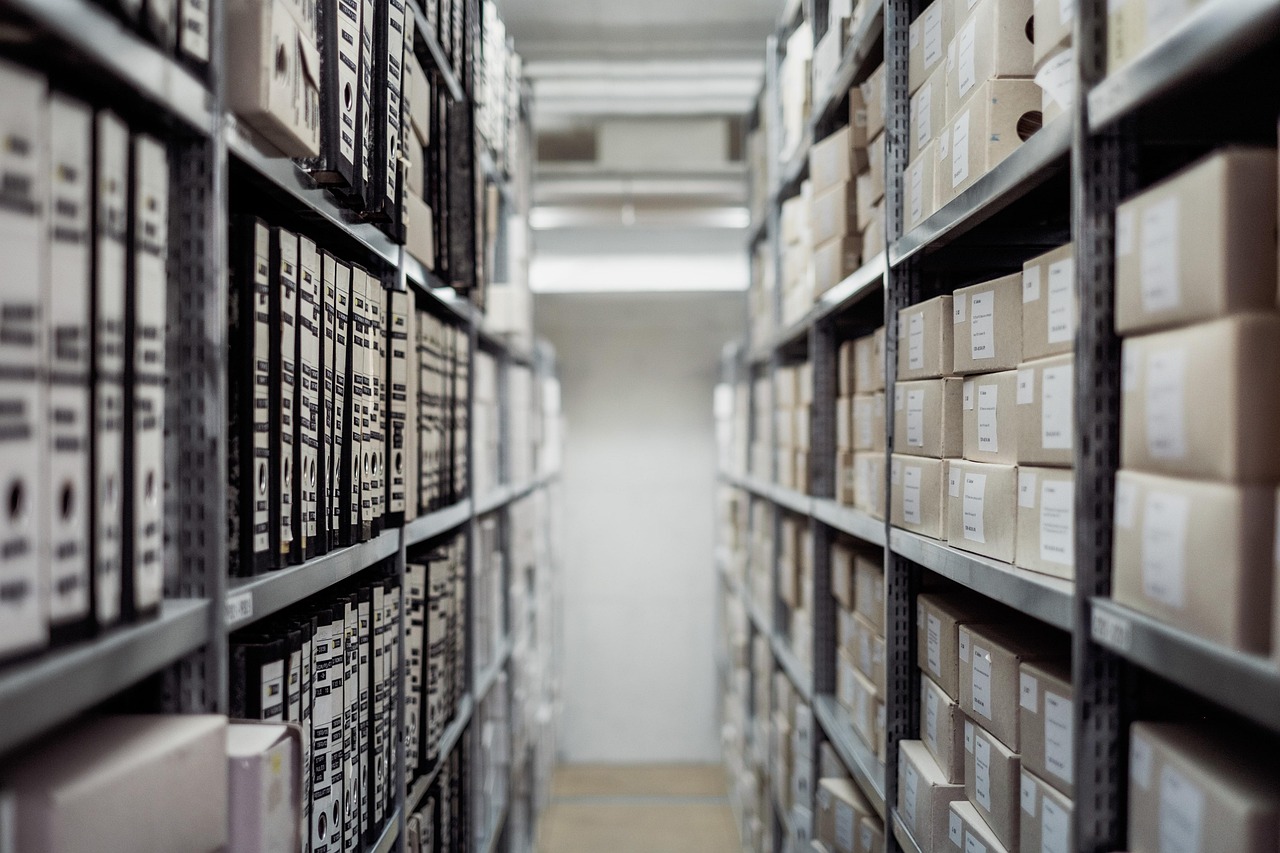 Documentos antiguos siendo simplificados